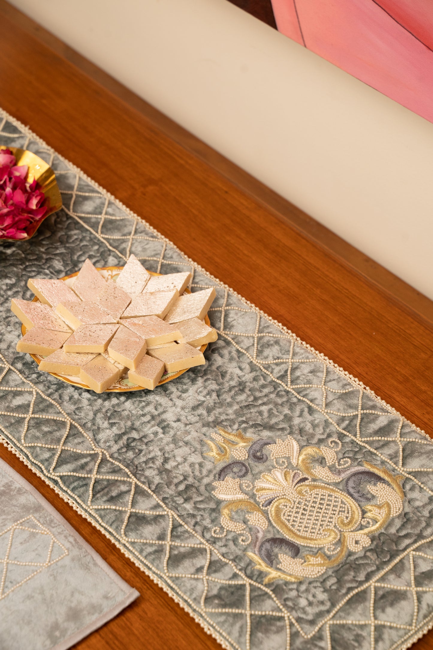 Silver Grey Pearl Runner Set