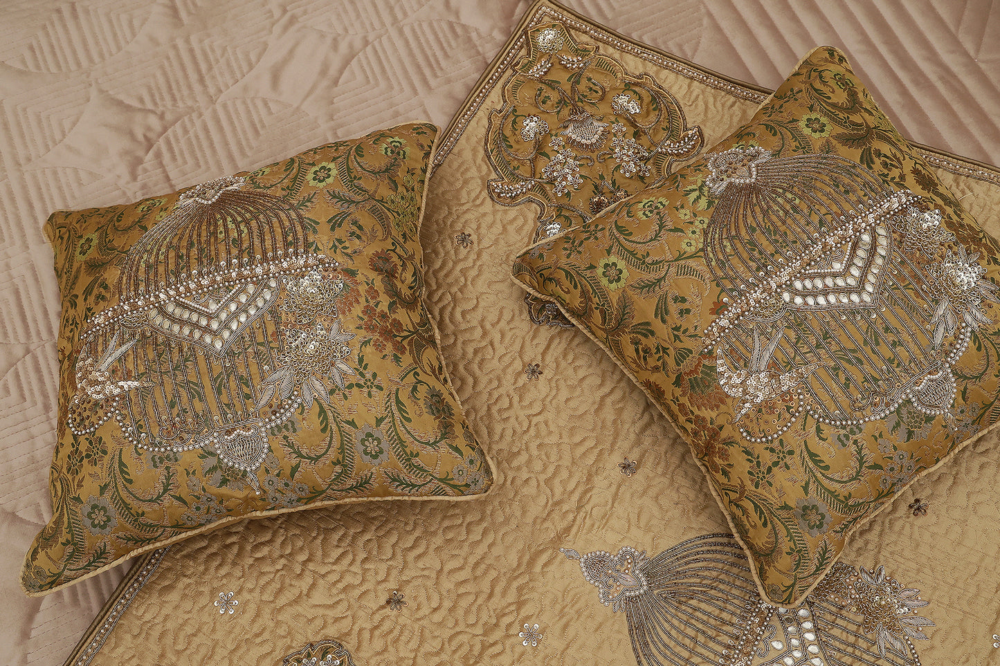 Cotvelvet Bedcover with Golden Throw Set