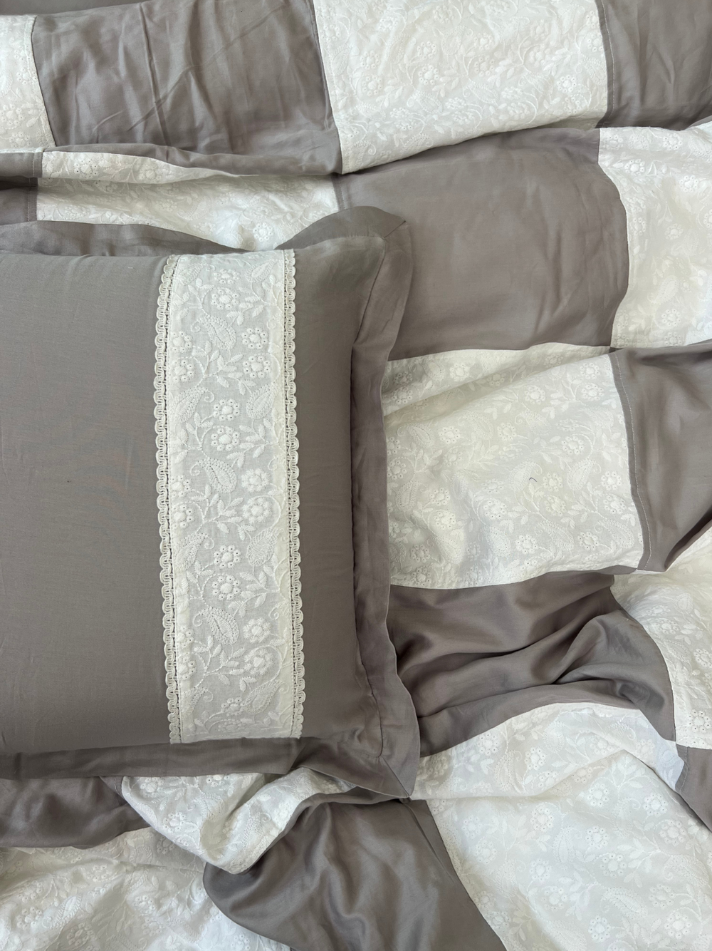 Chikankari Grid Comforter Set (Light AC)