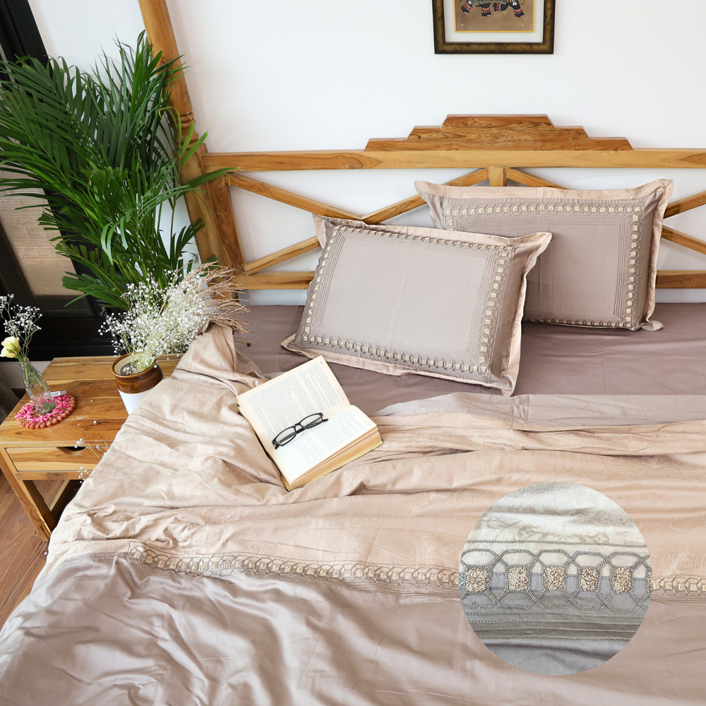 Aari Edge Comforter Set (Light AC)